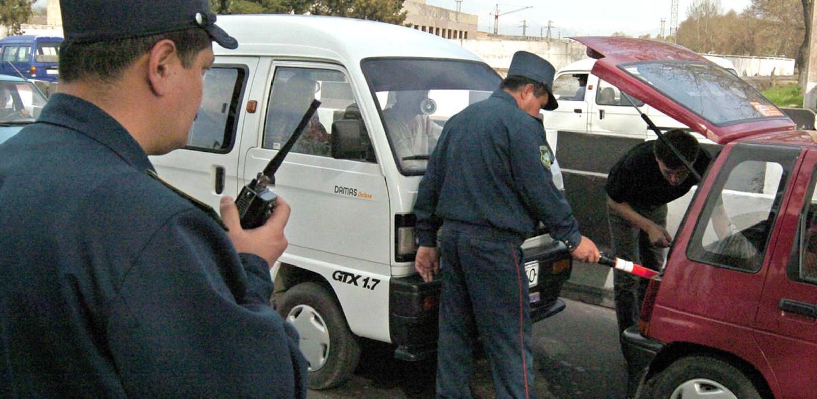 Usbekische Polizisten bei einer Verkehrskontrolle