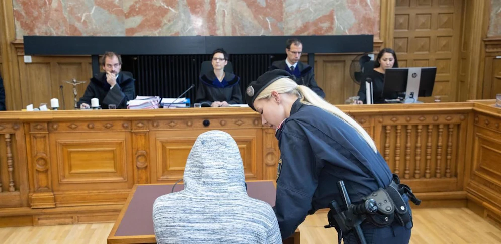 Der 18-Jährige ließ die Kapuze auf.