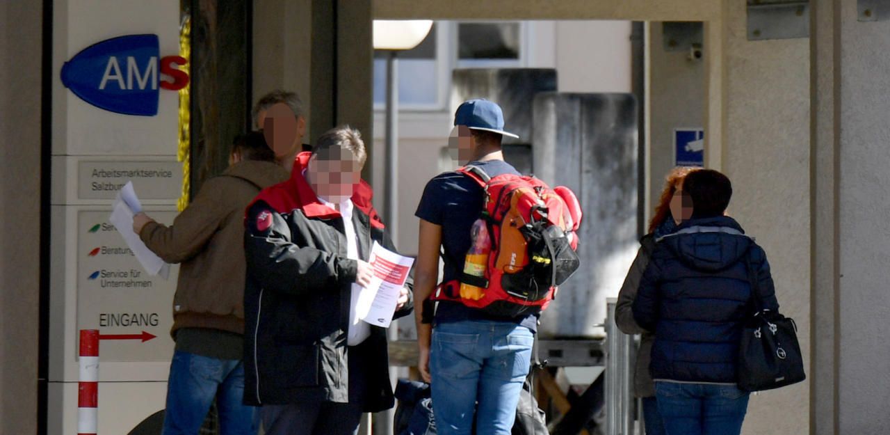 Die Zahl der über 50-Jährigen, die arbeitslos oder in Schulung sind, ist um 5,4 Prozent gestiegen, die Zahl der unter 25-Jährigen um 6,3 Prozent.