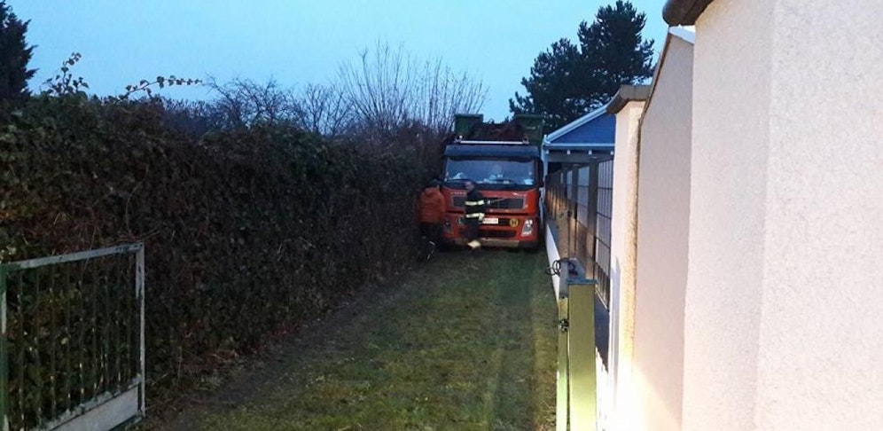 Der Lkw steckte auf einem nicht asphaltierten Weg fest.