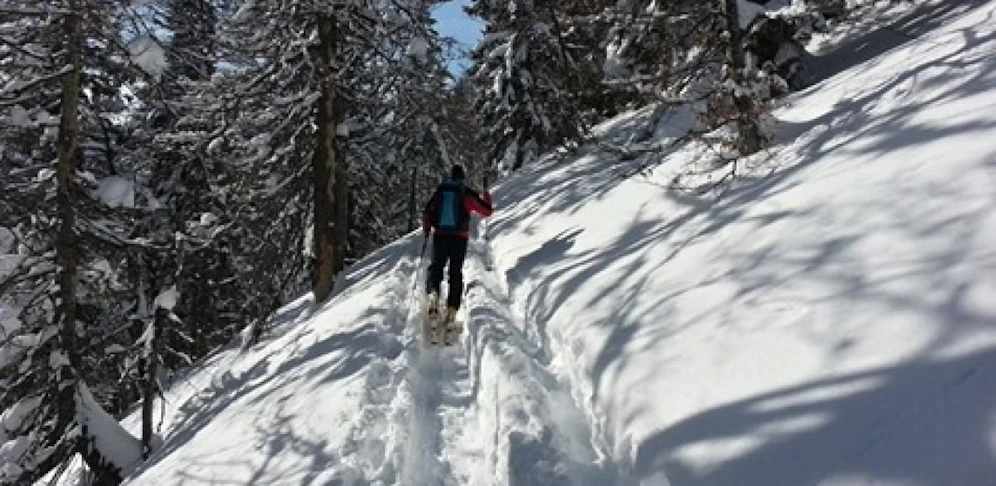 Eine Frau wurde aus steilem Gebiet gerettet. Sie hatte nur Turnschuhe an.