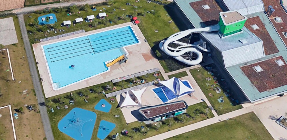 Das Freibad "F3" in Fellbach bei Stuttgart in einer Satellitenaufnahme. 
