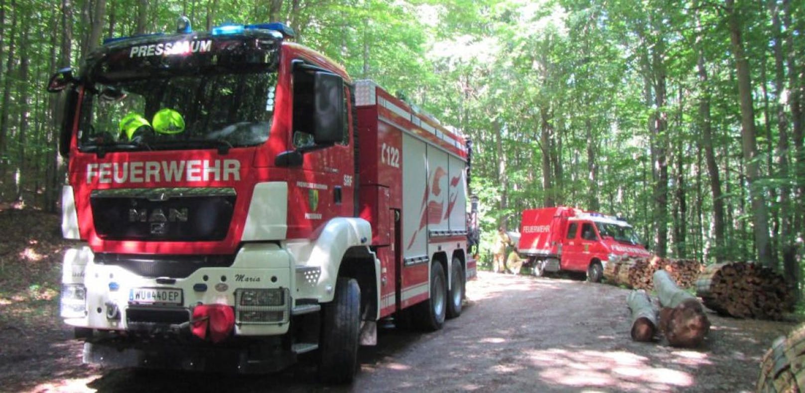 Die Feuerwehr, die Rettung und die Polizei machten sich auf den Weg in den Wald, um den verletzten Mountainbiker zu retten.