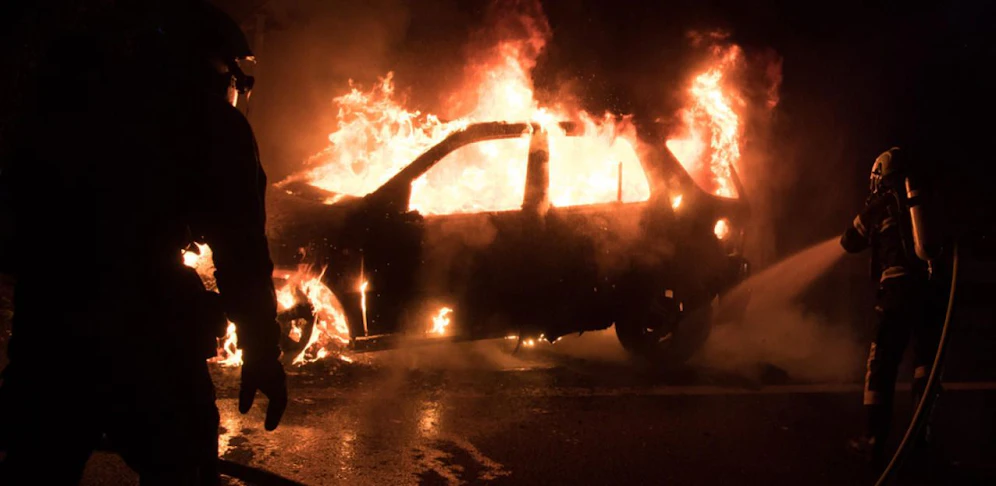 Der Wagen brannte nach kurzer Zeit lichterloh (Symbolbild)