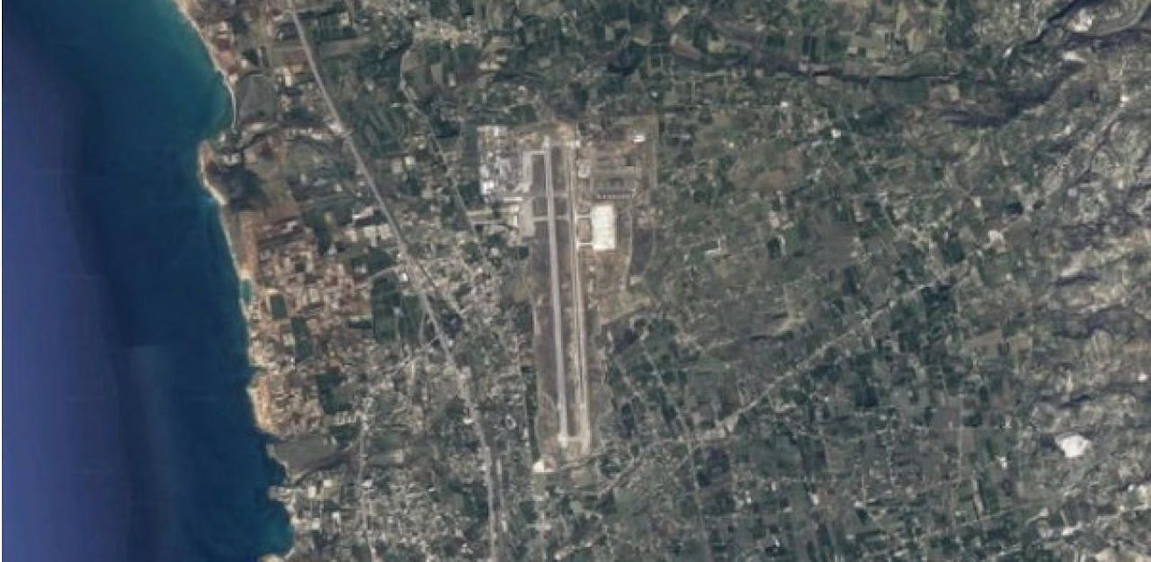 Der Vorfall ereignete sich auf dem Militärflugplatz Hmeimim. (Bild: Google Maps)