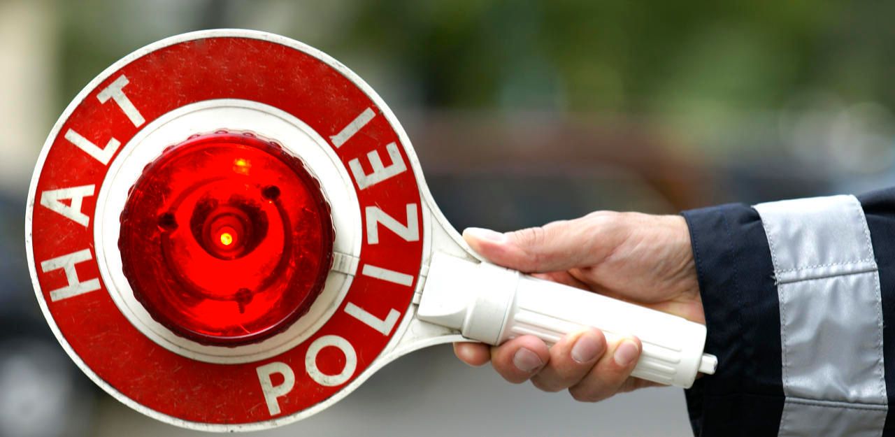 Als die Polizei den Autofahrer stoppen wollte, raste er davon.