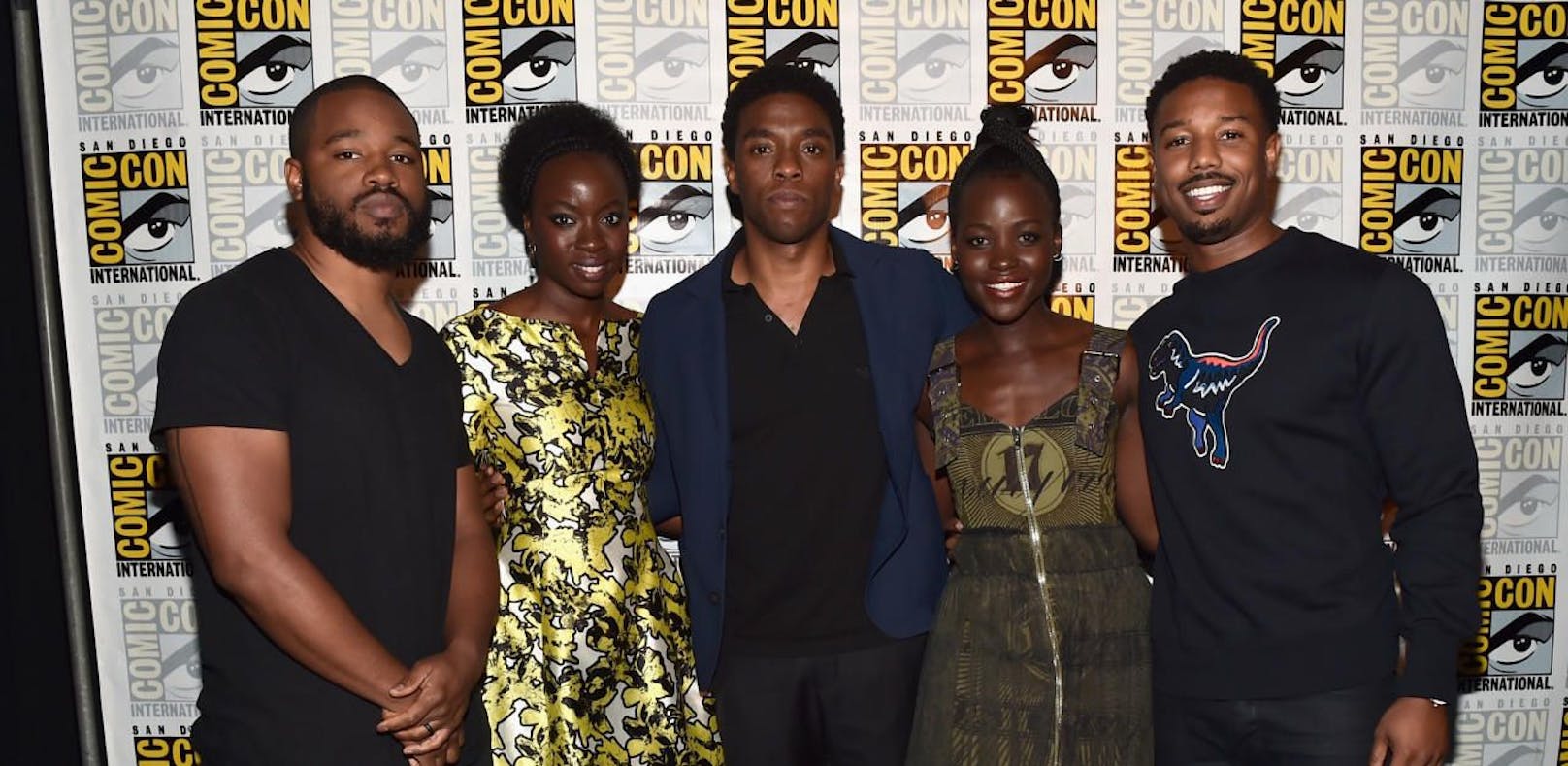 Der Cast von &quot;Black Panther&quot; bei der Comic-Con 2017 (von links - neben Regisseur Ryan Coogler): Danai Gurira, Chadwick Boseman, Lupita Nyong'o und Michael B. Jordan