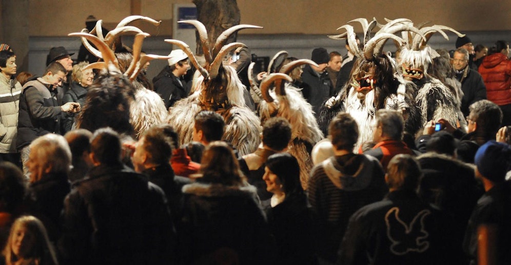 Nikolaus, Krampus und die Perchten - ihre Zeit ist wieder da. Höhepunkt des Treibens sind Perchtenumzüge, die es den Tagen Weihnachten in ganz Österreich gibt. Ihre Tradition geht bis in die keltische Zeit zurück. Im Bild: Prechtenumzug, aufgenommen am 28. November 2009 in Klagenfurt.
