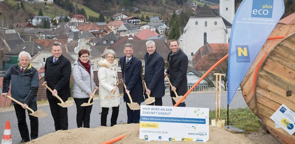 VP-Wirtschaftslandesrätin Petra Bohuslav nahm den Spatenstich in Ybbsitz vor.
