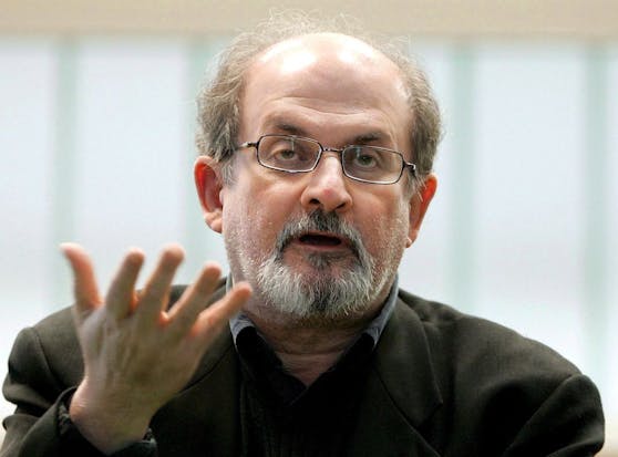 Salman Rushdie wird seit dreißig Jahren von Kritikern verfolgt und mit dem Tod bedroht. - Kultur | heute.at