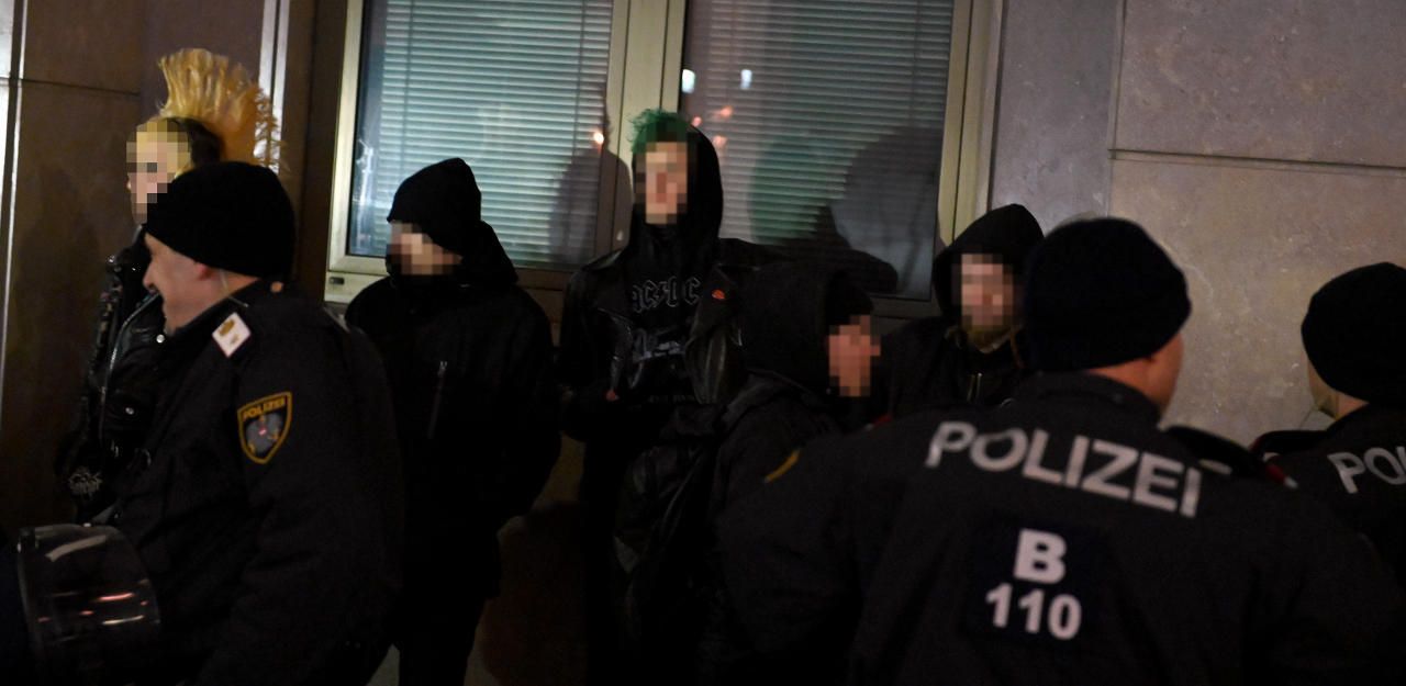 Heute.at - 1.600 Polizisten trafen auf 1.200 Demonstranten