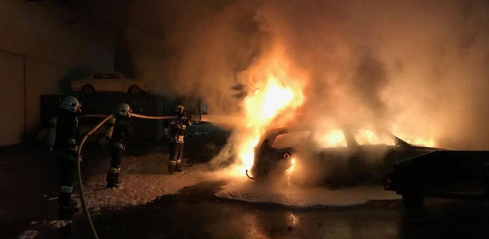 Zwei Autos in Flammen: Feuer griff auf Halle über
