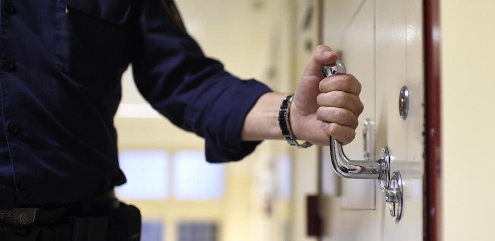 Der junge Mann sitzt in Untersuchungshaft.