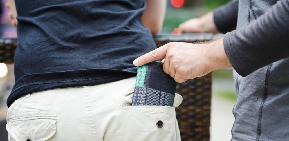 Die Jugend-Bande schlug den 18-Jährigen zusammen, raubte ihn aus. In der Geldbörse waren nur 30 Euro (Symbolbild).