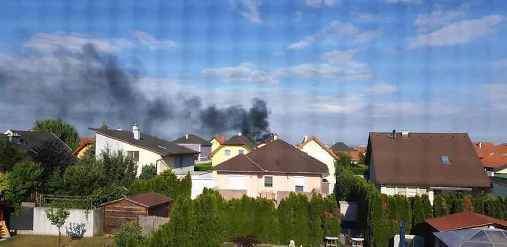 Eine Lagerhalle steht im Bezirk Bruck in Vollbrand.