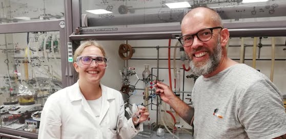 Wolfgang Schöfberger (re.) mit Mitarbeiterin Sabrina Gonglach vor einem Modell des Katalysators.
