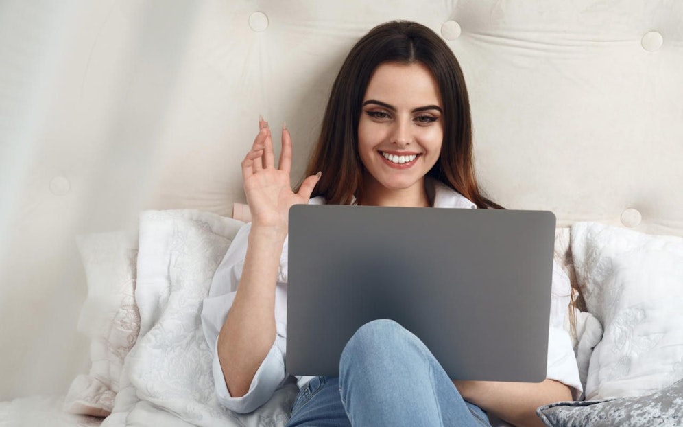 Eine Video-Konferenz erfordert ein ganz anderes Make-up als der Alltag im Büro.