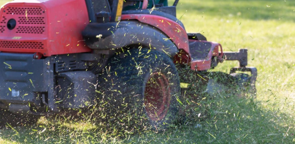 Die Frau erfasste ihren Urenkel mit einem Rasenmähertraktor.