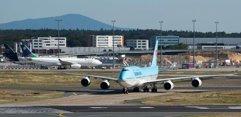 Nach der Landung ist ein Flugzeug der Korean Air auf dem Rollfeld mit einer anderen Maschine zusammengestoßen (Symbolbild).