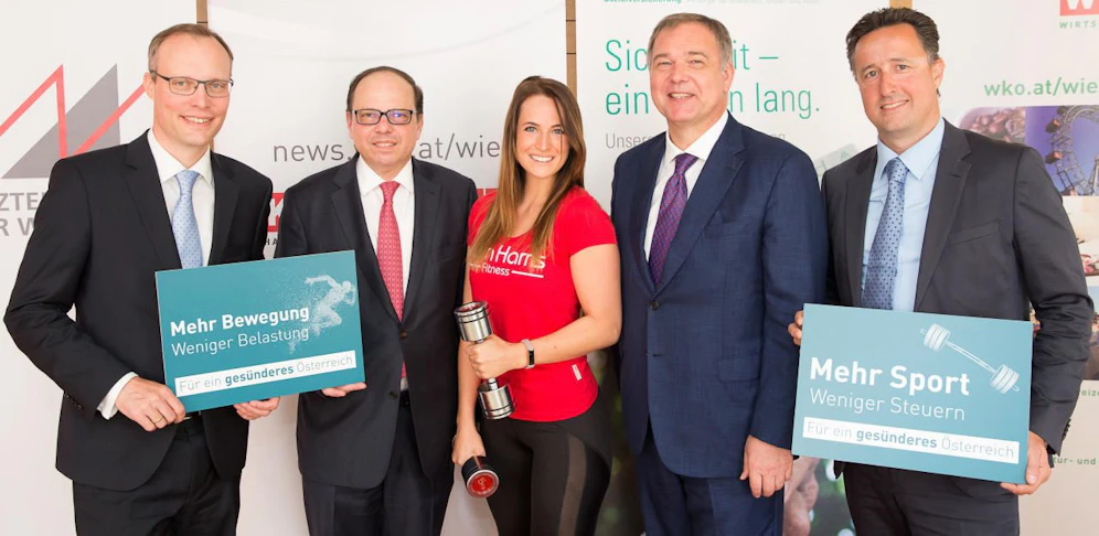 Alexander Biach, Vorsitzender des Hauptverbandes, Ärztekammer-Präsident Thomas Szekeres, eine Fitnesstrainerin, WKW-Chef Walter Ruck und Markus Grießler, Obmann der Wiener Tourismus- und Freizeitwirtschaft (v.l.)