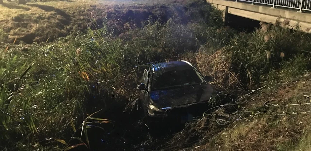 Auto landete in Böschung des Stempfelbaches, die Feuerwehr barg den Pkw.