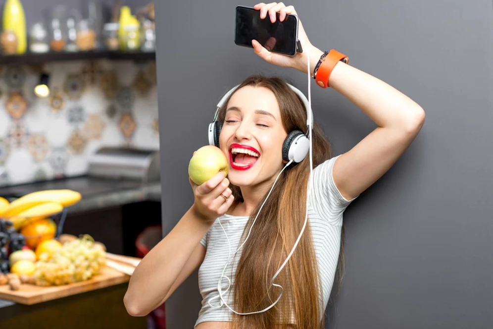 Wie Sie hören, so essen Sie: Die Entscheidung Apfel oder Schokolade wird auch von der Lautstärke der Musik beeinflusst. 