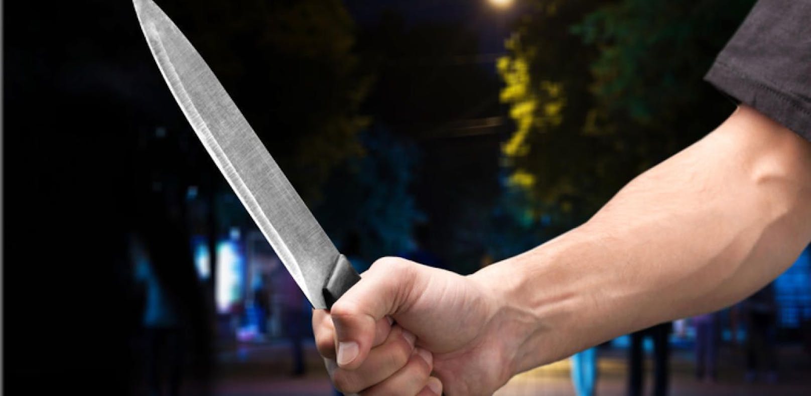 Der Mann stach auf den 20-Jährigen mit einem Messer ein.