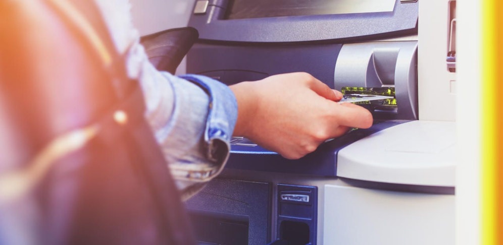 Nachdem die beiden Welser nur 5 Euro vom Bankomaten mitnehmen konnten, forderten sie von dem jungen Syrer wöchentlich 200 Euro. 