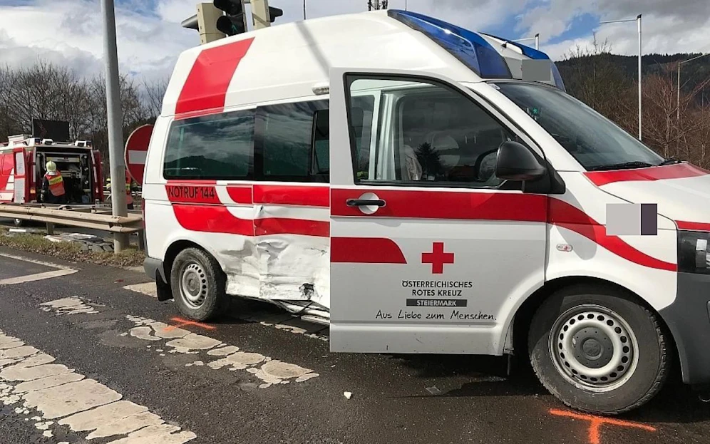 Der 21-Jährige demolierte auch das Rettungsauto schwer.