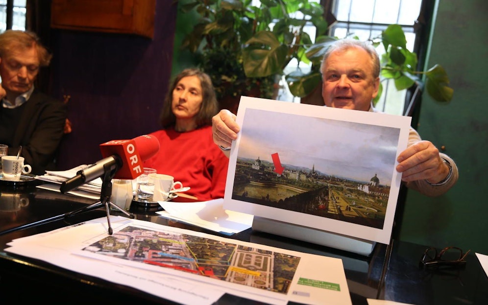 Die Bürgerinitiative "Nein zum permanenten Oktoberfest beim Belvedere" wehrt sich weiter gegen das, wie sie sagen, "überdimensionierte" Belvedere Stöckl (v.l.n.r.: Architekt Ralf Bock, ao. TU Wien-Professorin Eva Berger und der Sprecher der Initiative Hellmut Schneider). Der rote Pfeil auf dem Bild zeigt die Lage des "Stöckl" im Ensemble.