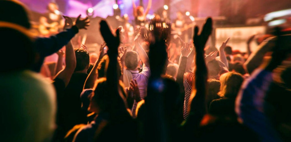 Die 16-Jährige wurde auf der Tanzfläche mit einem Messer attackiert