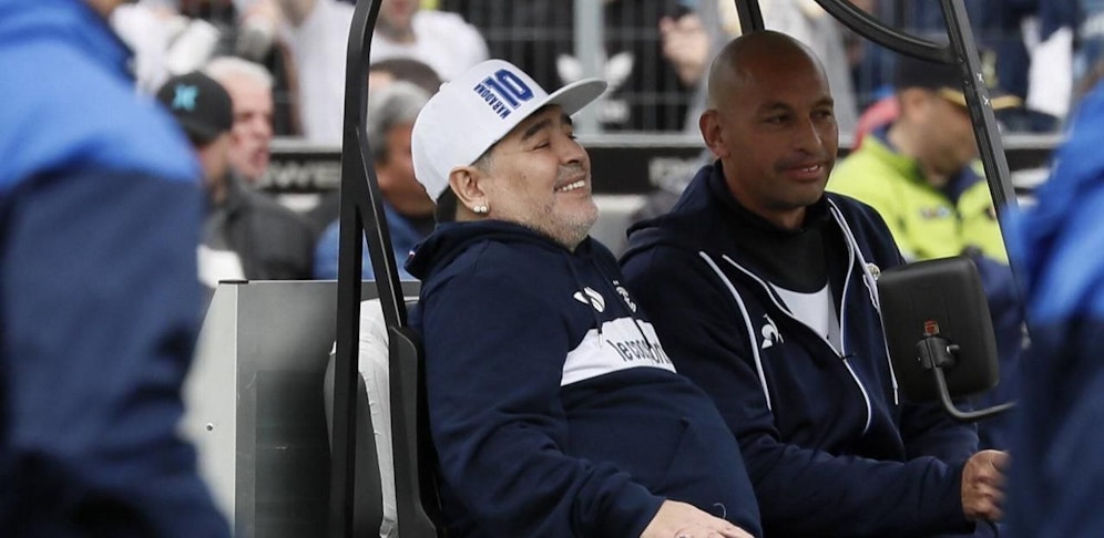 Bei der skurrilen Trainer-Präsentation war Diego Armando Maradona entspannt.