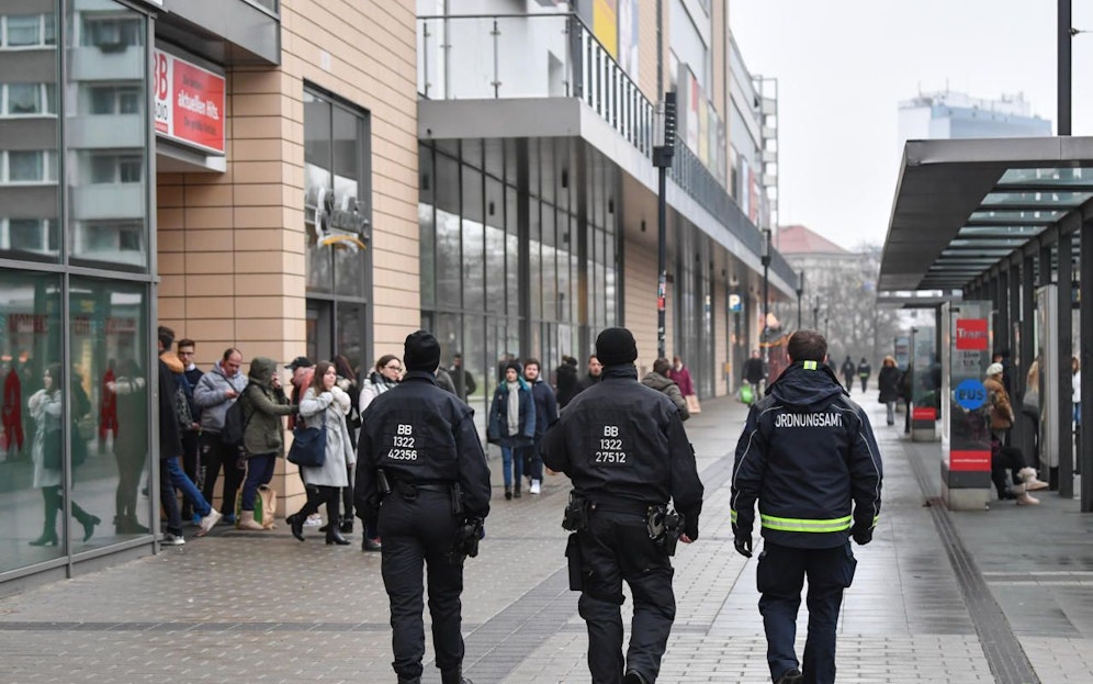 Ausnahmezustand: In der Cottbuser Innenstadt, vor allem um die "Blechen Carré Shopping Mall", müssen Polizei und Ordnungsamt Streife laufen. 