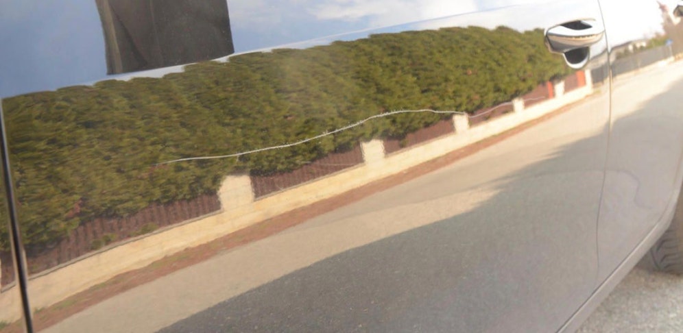 Eines der zerkratzten Autos in Ebreichsdorf.