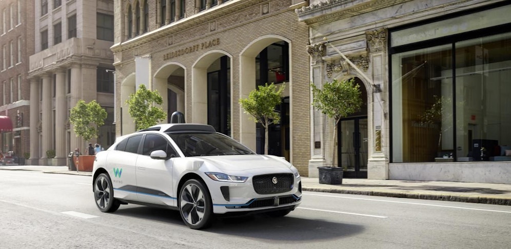 So wird der I-Pace als fahrerloses Auto für Google aussehen.