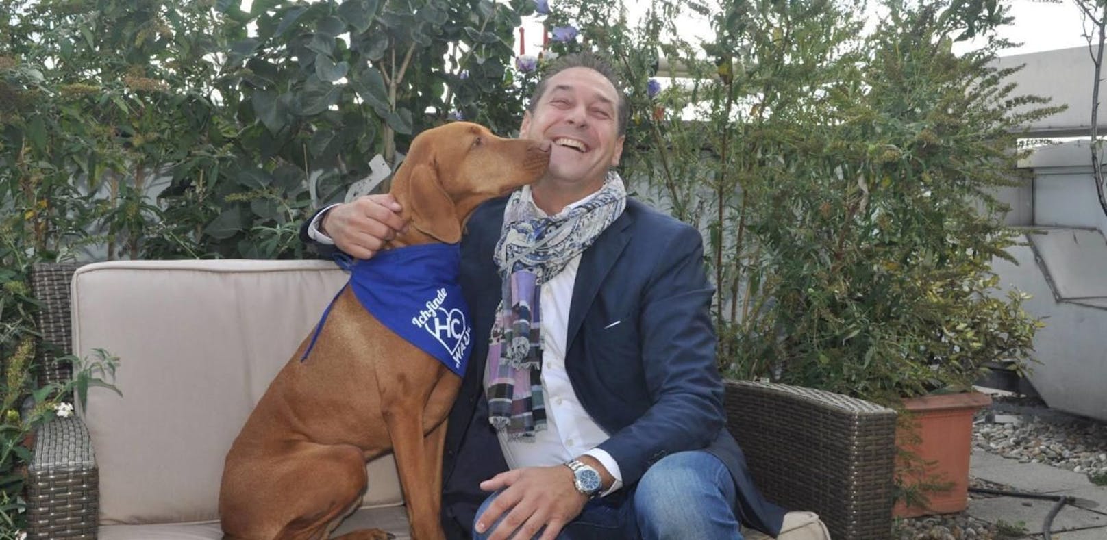 Heinz Christian Strache macht mit dem Hund von Konkurrent Dominik Nepp auf Facebook Werbung.