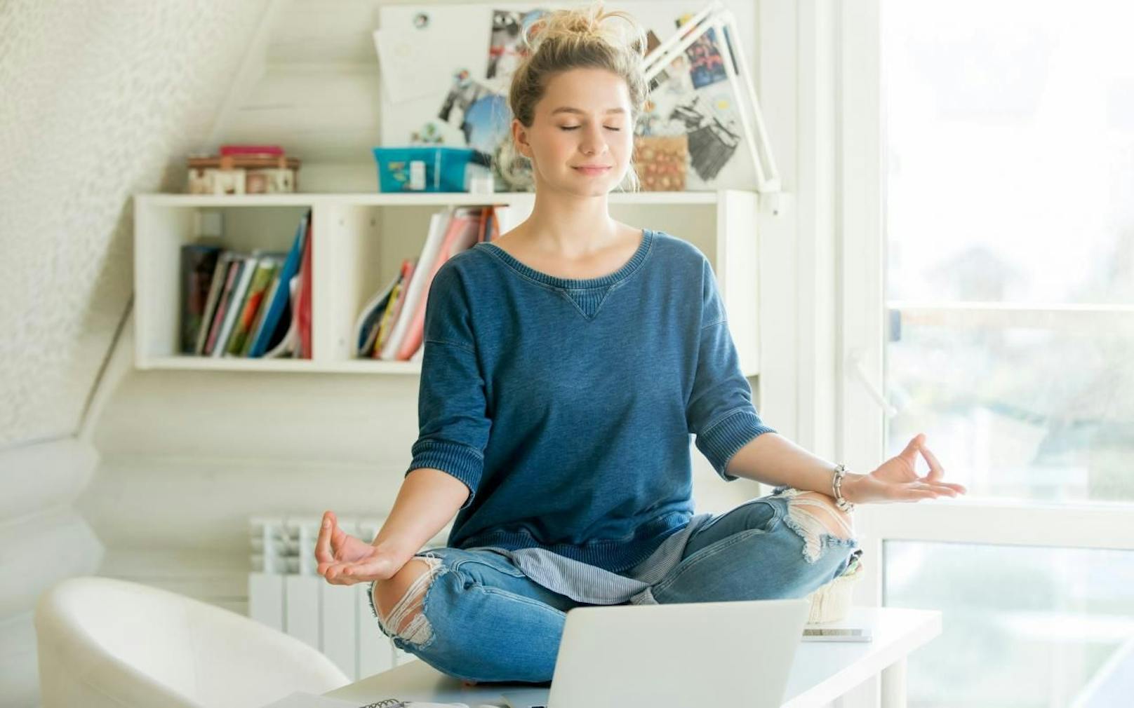 Eine Meditationspause kann bei der Fokussierung im Homeoffice helfen.