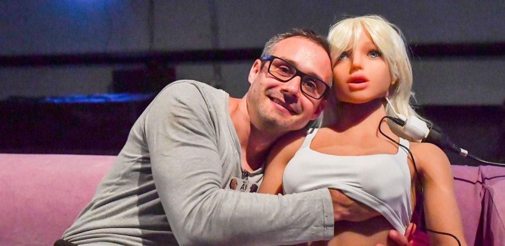 Sexroboter "Samantha" mit Entwickler Sergi Santos bei der Ars Electronica.