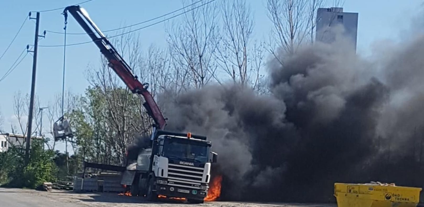 Lkw geriet in Stromleitung und ging in Flammen auf