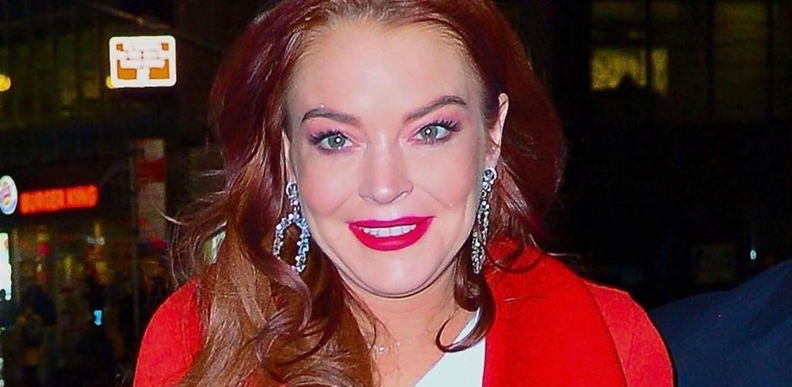 Lindsay Lohan ist Putin mit einem Sekt-Gewehr