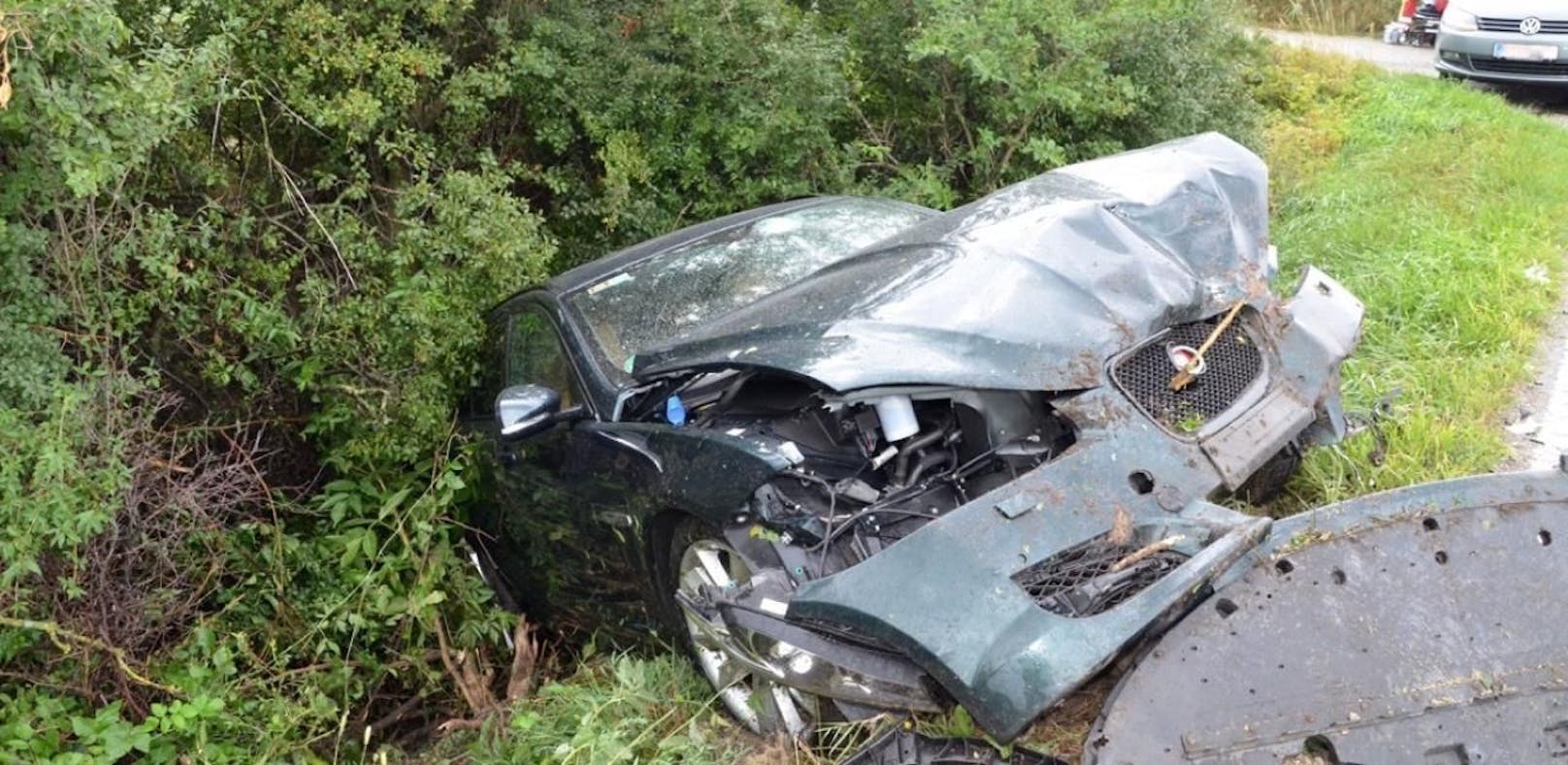 Jaguar flog von Fahrbahn: Zwei Verletzte im Spital