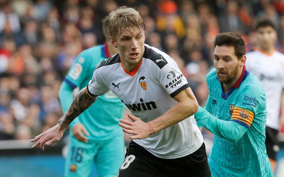 Daniel Wass gegen Lionel Messi