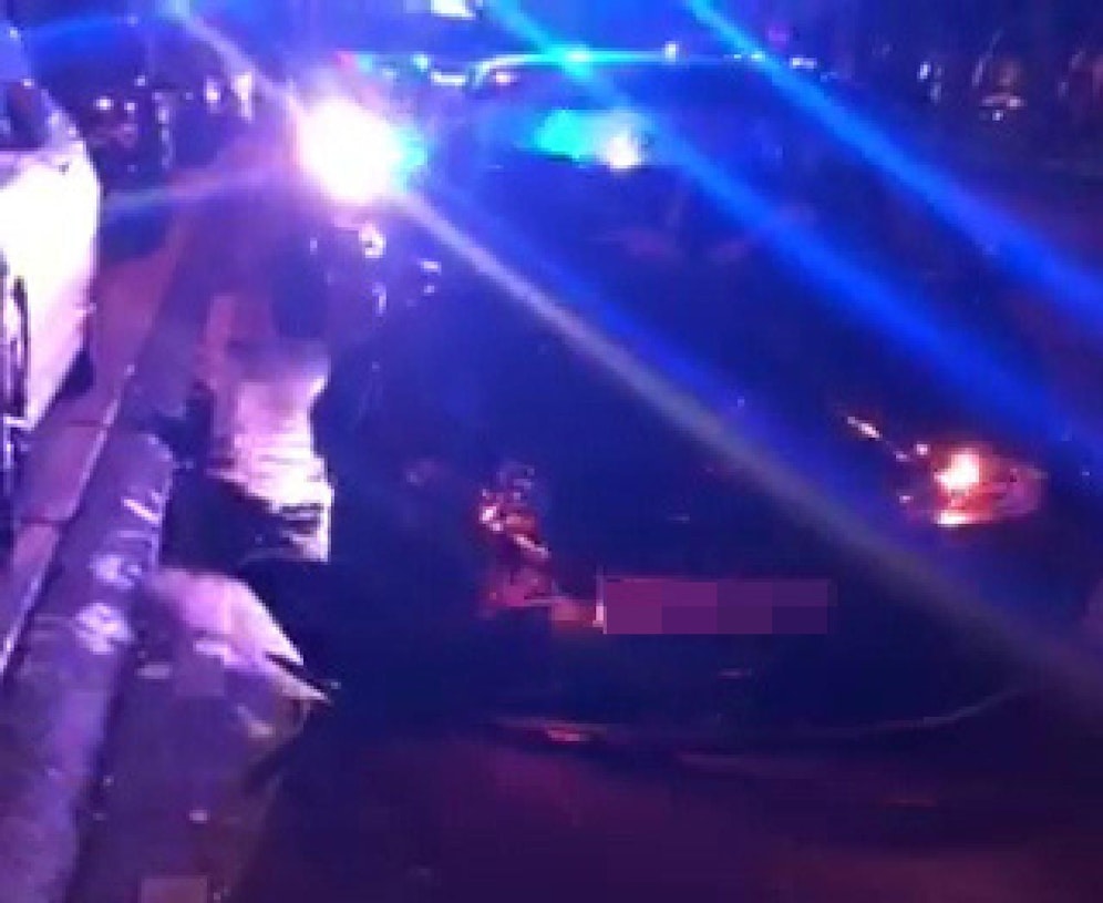 Das Fahrzeug wurde beim Aufprall schwer beschädigt.