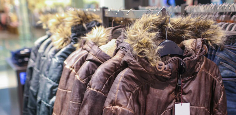 Winterjacken in einem Bekleidungsgeschäft. Symbolfoto