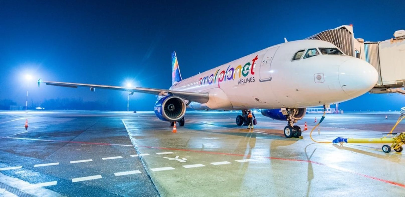 Small Planet Airlines Airbus A320 LY-SPD am Flughafen Vilnius.