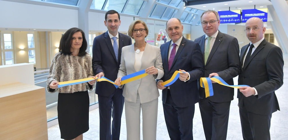 Michaela Gansch, (Pflegedirektorin, Universitätsklinikum St. Pölten), Bernhard Kadlec (Kaufmännischer Direktor, Universitätsklinikum St. Pölten), Landeshauptfrau Johanna Mikl-Leitner, Erster Nationalratspräsident Wolfgang Sobotka, Stellvertreter der Landeshauptfrau Stephan Pernkopf, Thomas Gamsjäger (Ärztlicher Direktor, Universitätsklinikum St. Pölten)