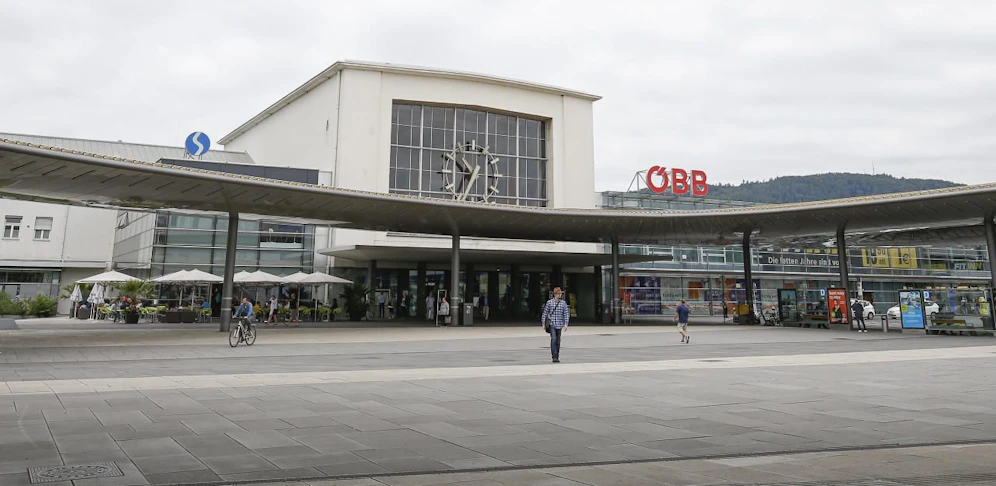 Polizeieinsatz am Vorplatz vom Grazer Hauptbahnhof.