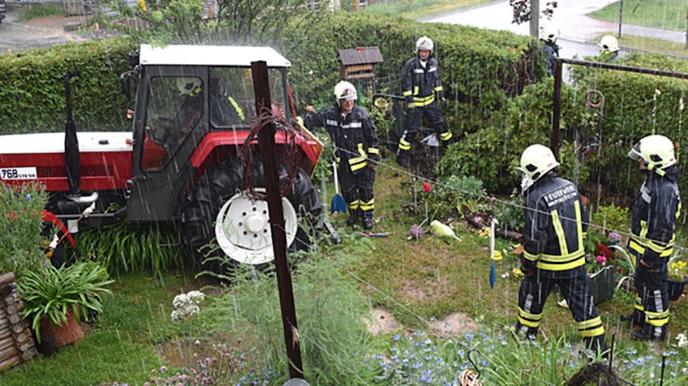 Der gestohlene Traktor mitten im Gemüsegarten!