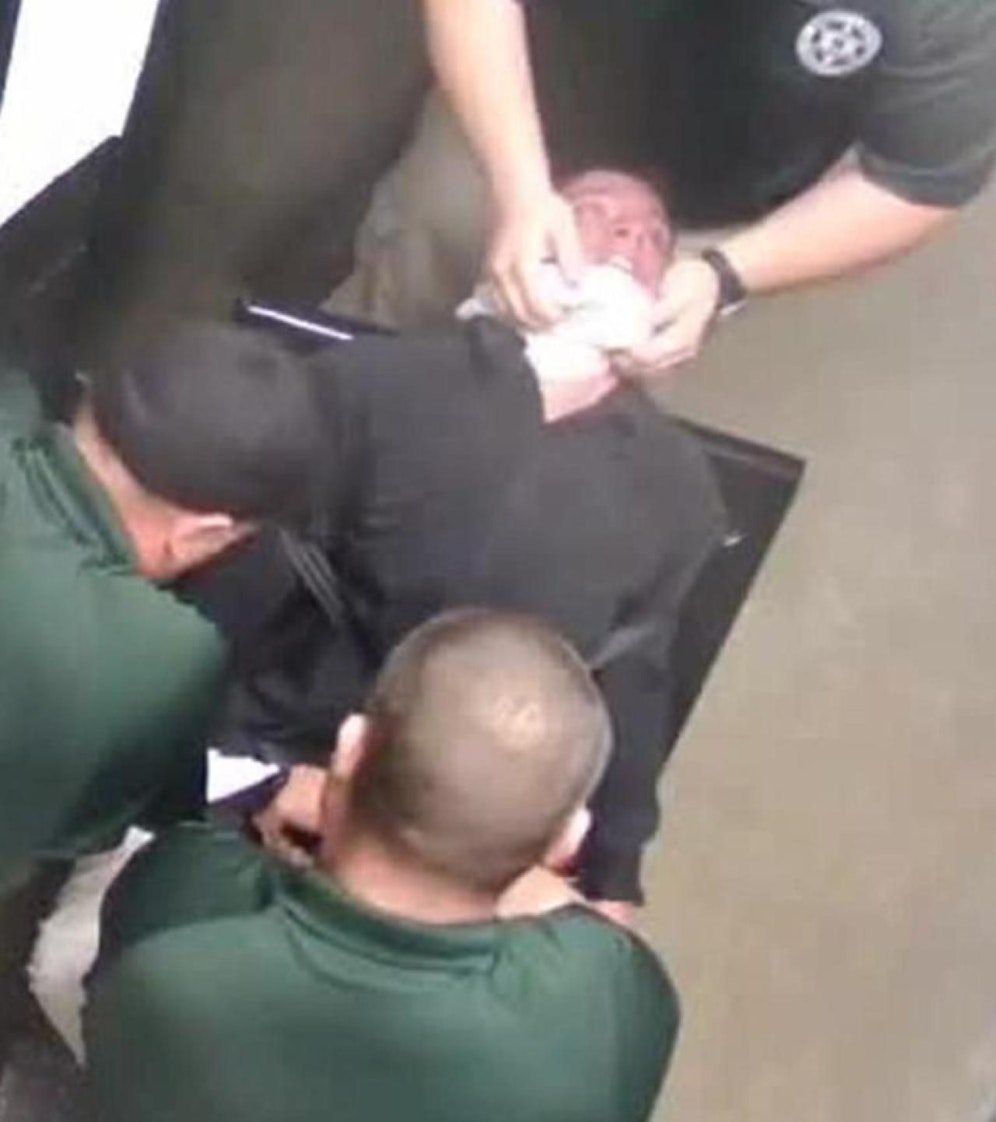 Norris wurde gefesselt und mit einem Teaser misshandelt. Credit: Cheatham County Sheriffs Office.