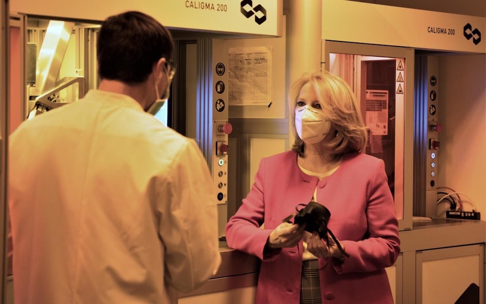 2. Nationalratspräsidentin Doris Bures (SPÖ) überzeugte sich von der Qualität der Cubicure-Masken.